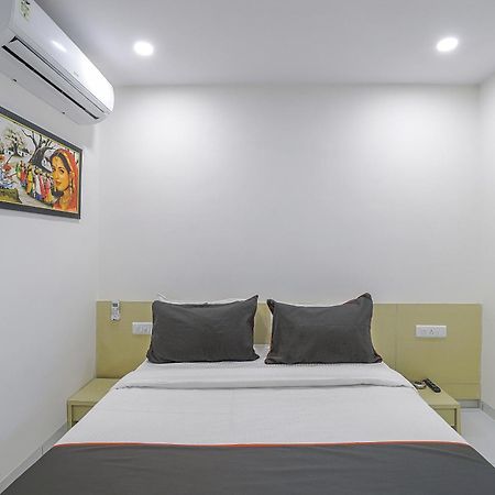 Collection O 82824 Hotel La Veera Ahmedabad Esterno foto
