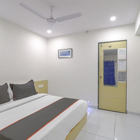 Collection O 82824 Hotel La Veera Ahmedabad Esterno foto