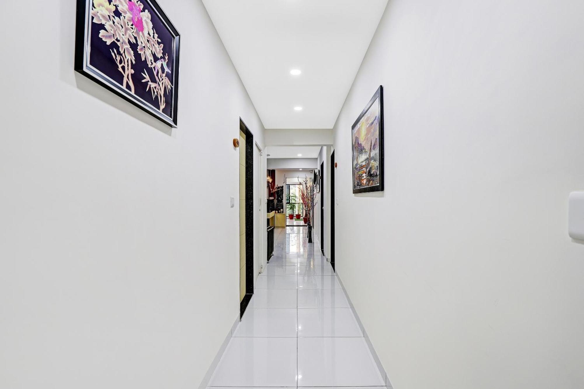 Collection O 82824 Hotel La Veera Ahmedabad Esterno foto