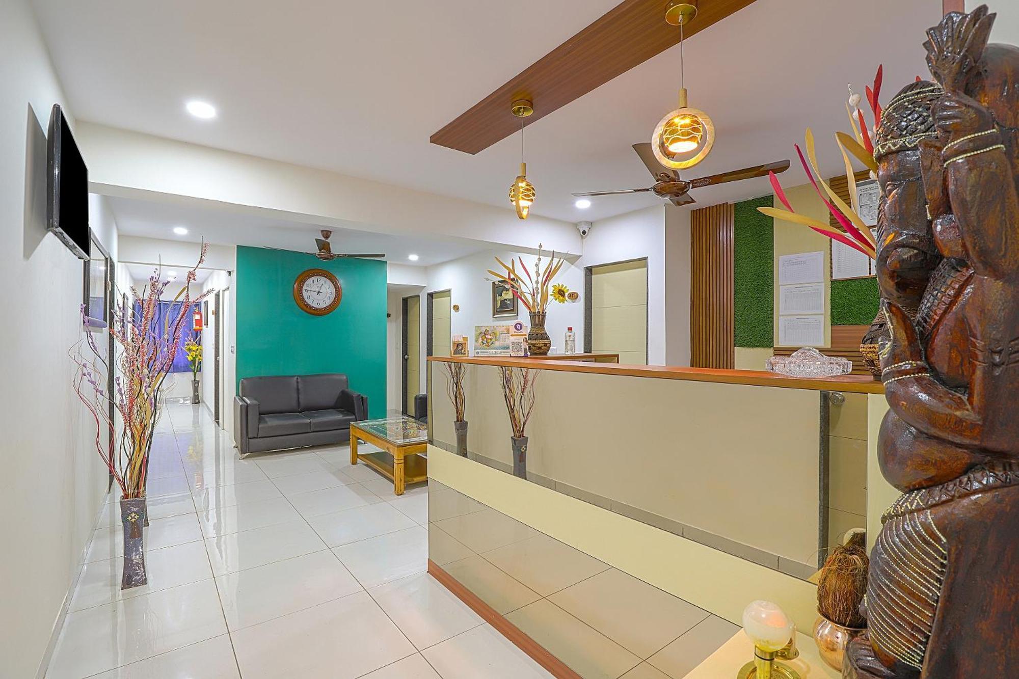 Collection O 82824 Hotel La Veera Ahmedabad Esterno foto