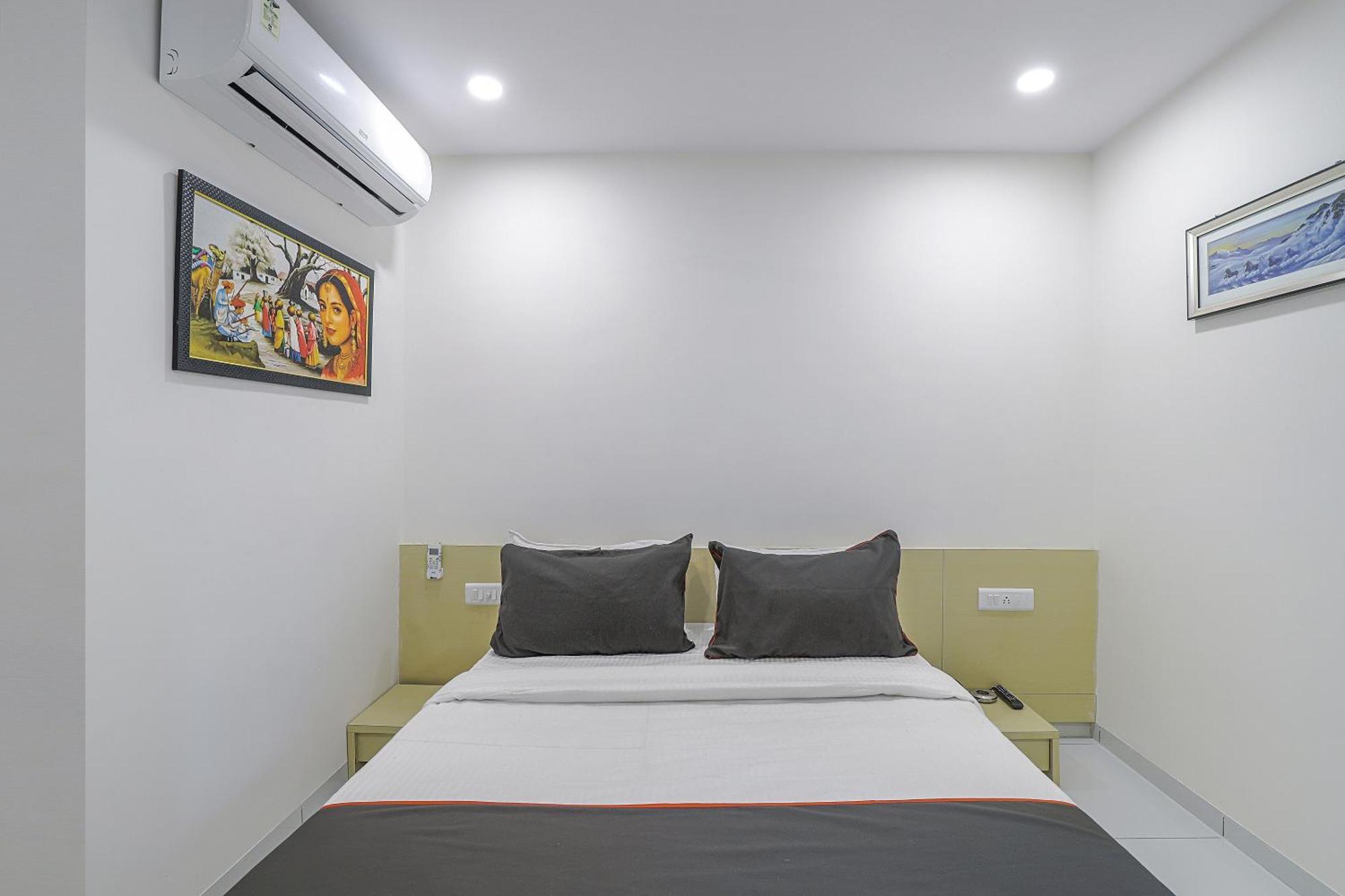 Collection O 82824 Hotel La Veera Ahmedabad Esterno foto