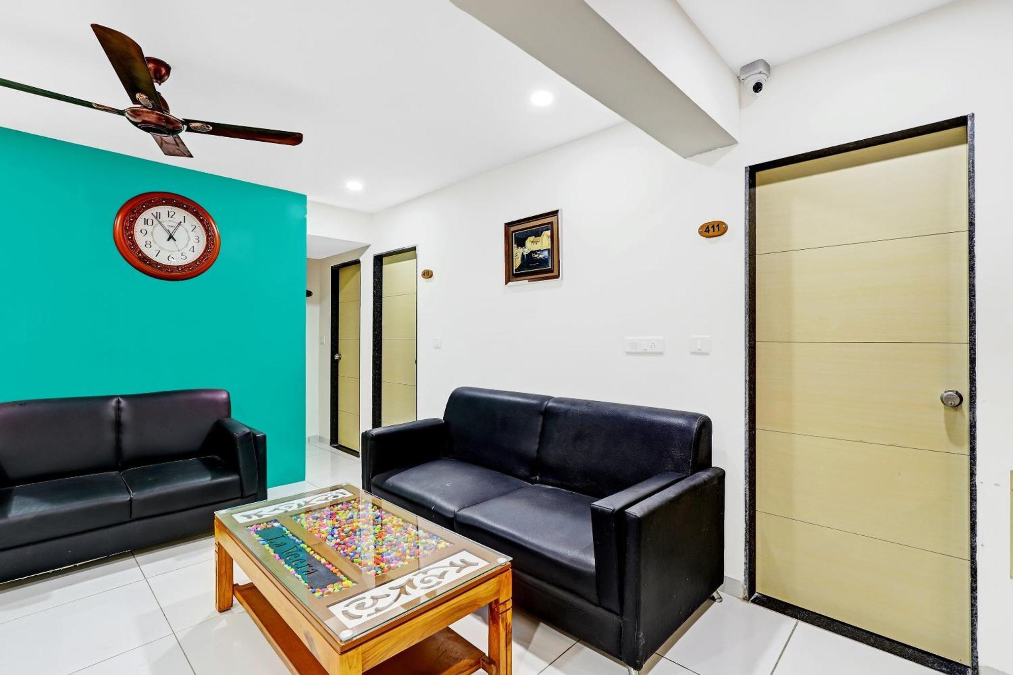 Collection O 82824 Hotel La Veera Ahmedabad Esterno foto