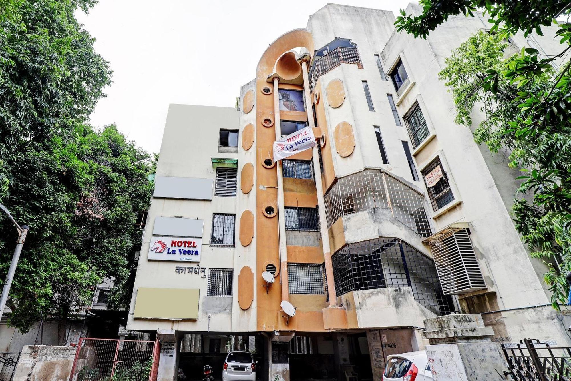 Collection O 82824 Hotel La Veera Ahmedabad Esterno foto