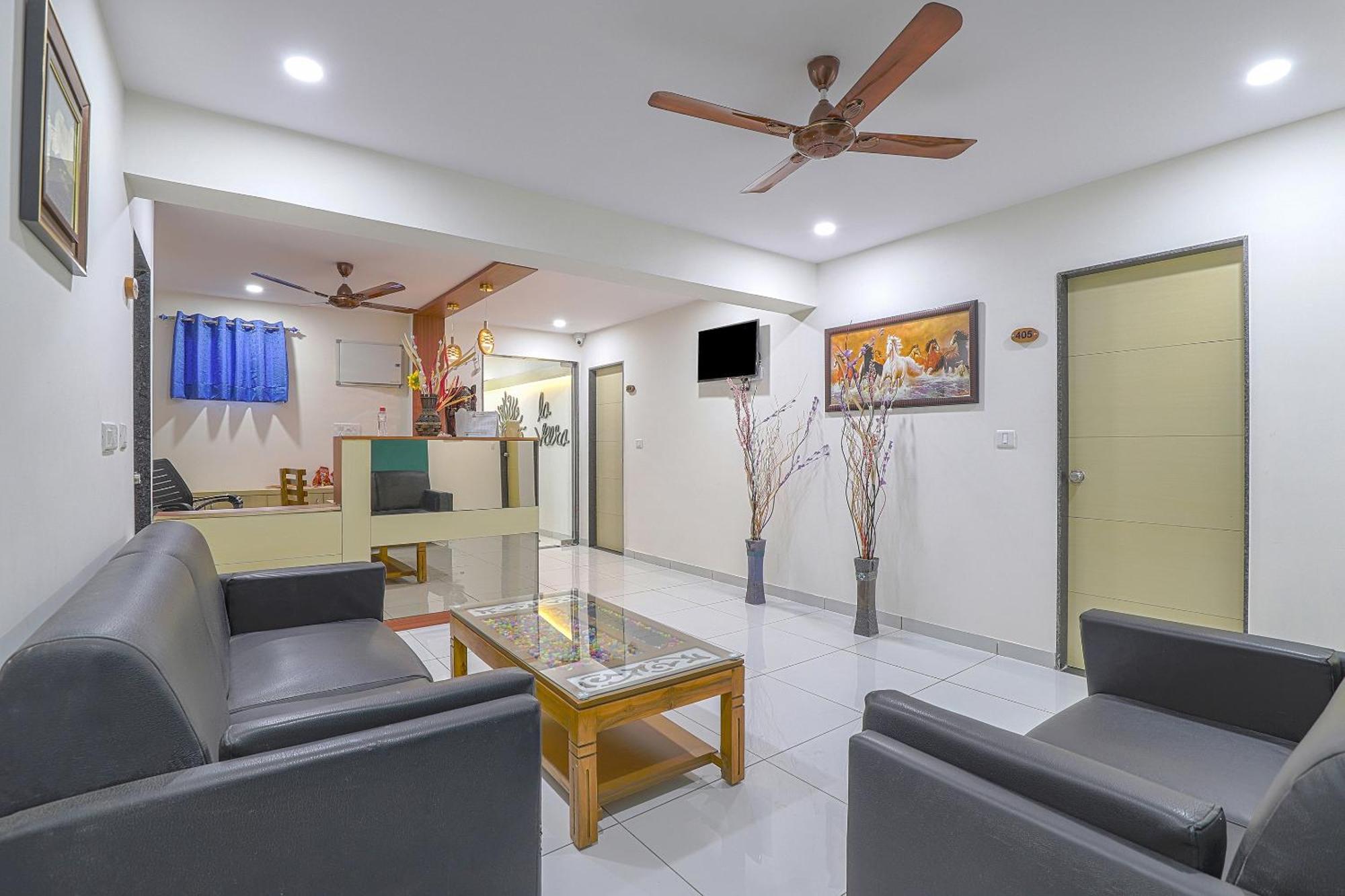 Collection O 82824 Hotel La Veera Ahmedabad Esterno foto
