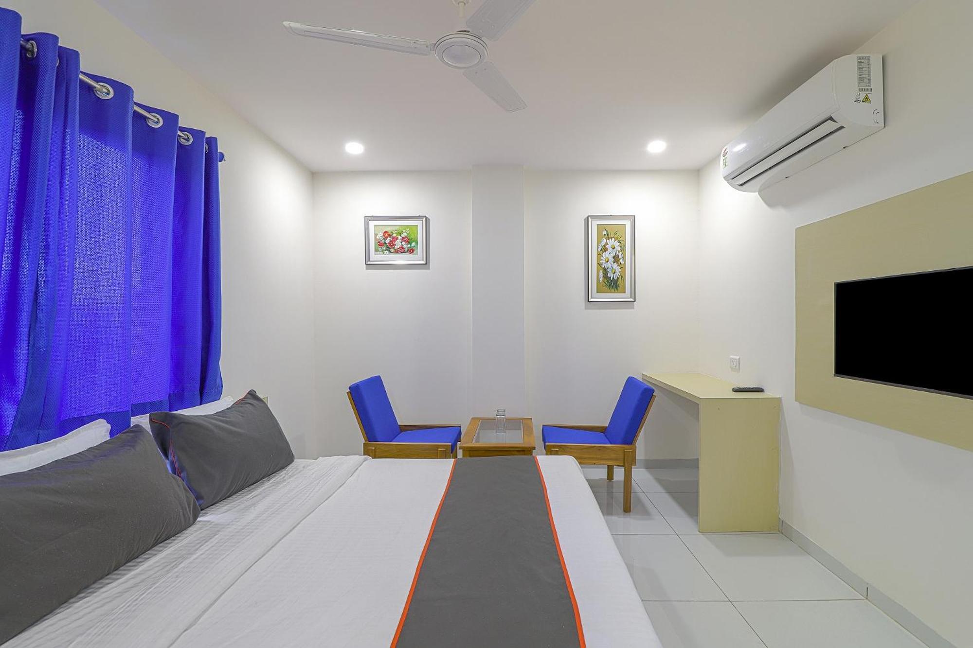 Collection O 82824 Hotel La Veera Ahmedabad Esterno foto