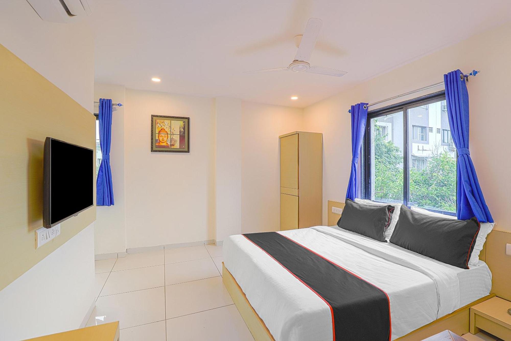 Collection O 82824 Hotel La Veera Ahmedabad Esterno foto