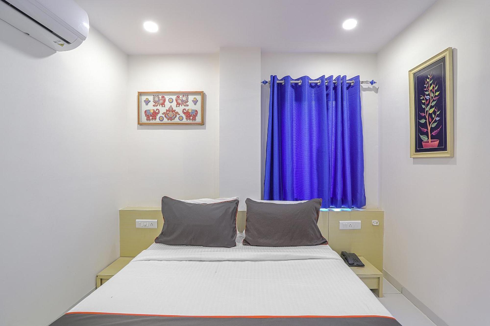 Collection O 82824 Hotel La Veera Ahmedabad Esterno foto
