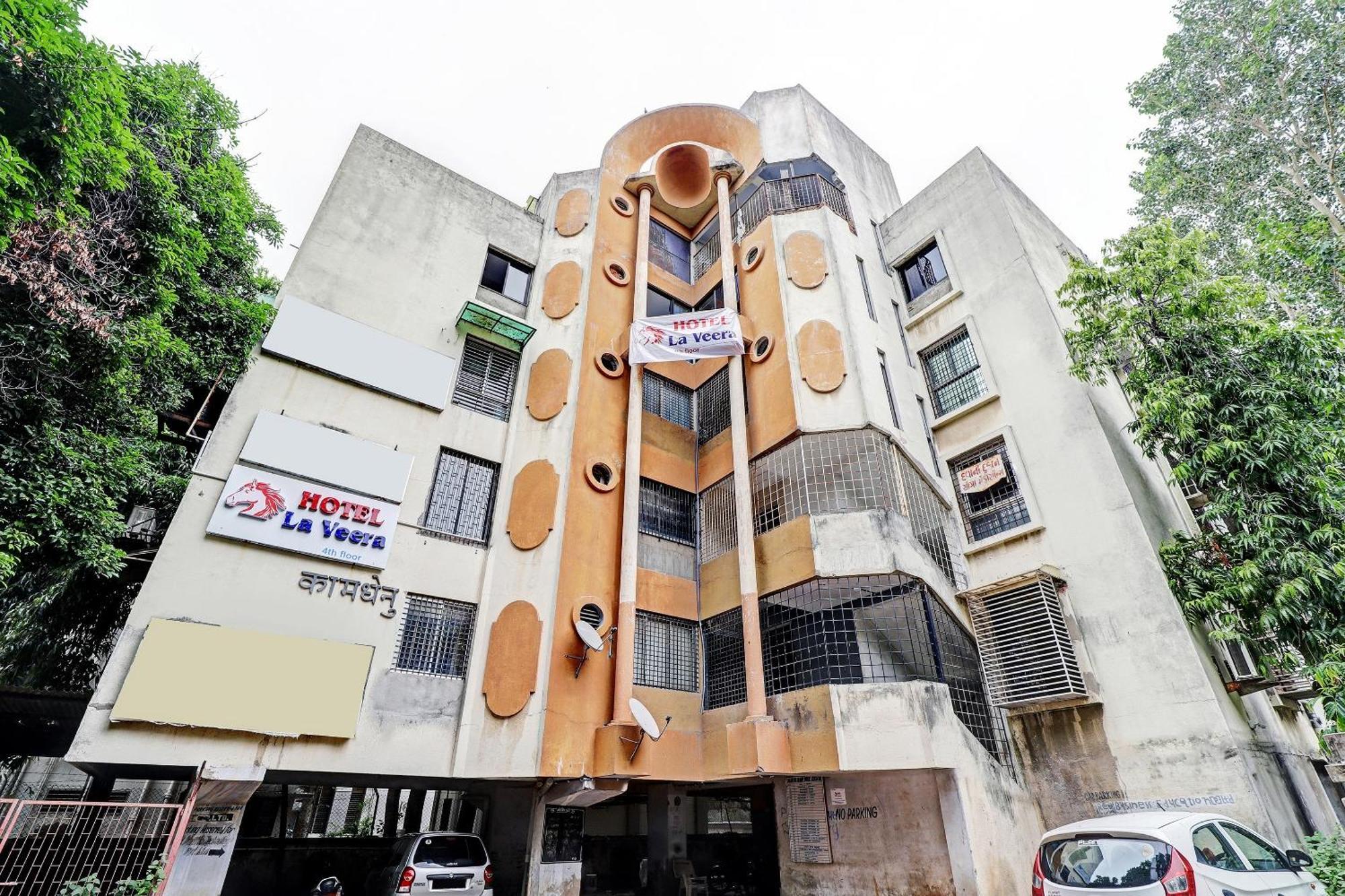 Collection O 82824 Hotel La Veera Ahmedabad Esterno foto
